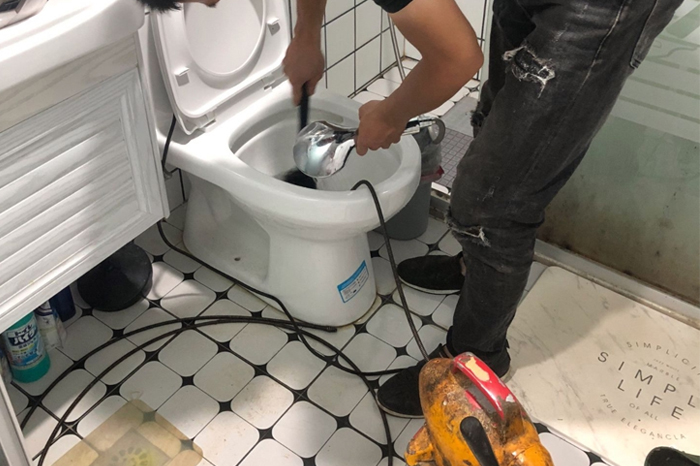 保德马桶堵塞自己疏通还是找师傅?专业上门服务让你省时更省心